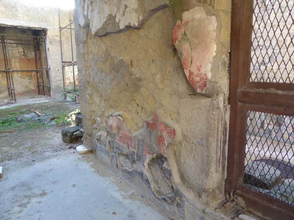 V.11, Herculaneum, September 2015. Painted decoration on west side of entrance corridor. Photo courtesy of Michael Binns.